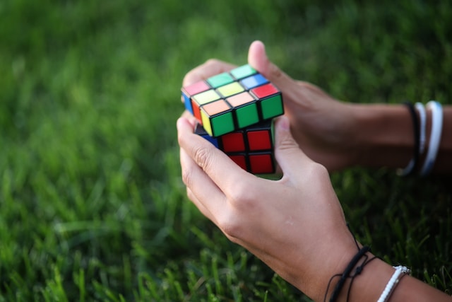 De traditionele speedcube: een puzzel fenomeen met een moderne twist